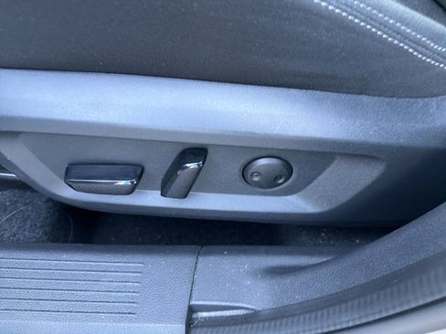 Used 2025 Nissan Rogue SV FWD image 16