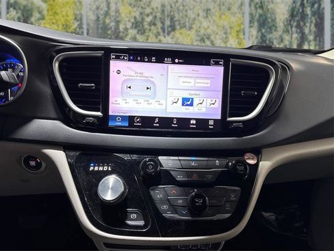 Used 2022 Chrysler Pacifica Touring-L image 16