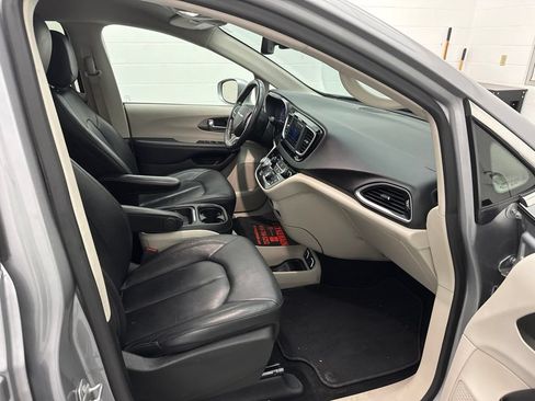Used 2020 Chrysler Pacifica Touring-L FWD image 51