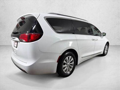 Used 2019 Chrysler Pacifica Touring-L FWD image 3
