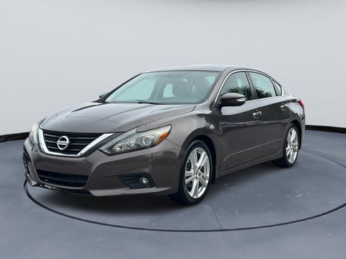 Used 2017 Nissan Altima 3.5 SL w/ 3.5SL Technology Package image 3