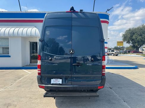 Used 2018 Mercedes-Benz Sprinter 2500 image 25