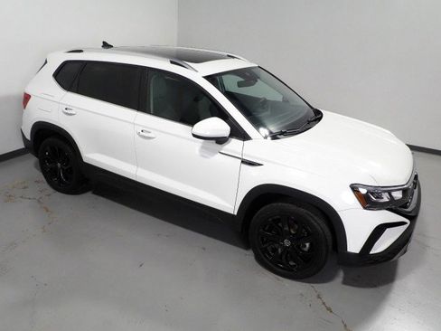 Used 2024 Volkswagen Taos SE w/ Panoramic Sunroof Package FWD image 12