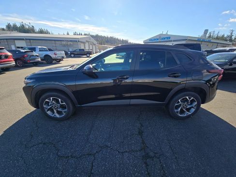Used 2025 Chevrolet Trax LT w/ LT Convenience Package image 6
