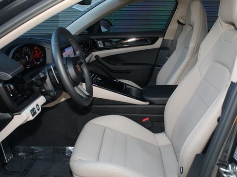 Certified 2025 Porsche Panamera 4 image 5