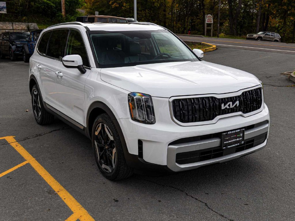 Used 2024 Kia Telluride EX w/ EX Captain's Chair Package AWD/4WD image 3