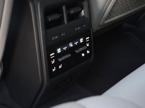 Certified 2025 Porsche Macan 4S Electric AWD/4WD image 31