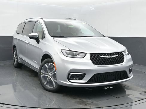 New 2026 Chrysler Pacifica Pinnacle image 2