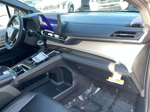 Used 2026 Toyota Sienna Limited image 21
