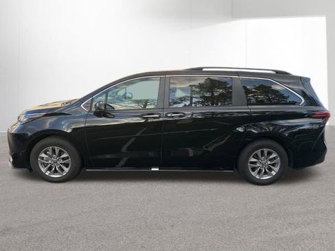 Certified 2022 Toyota Sienna XLE w/ XLE Plus Package image 2