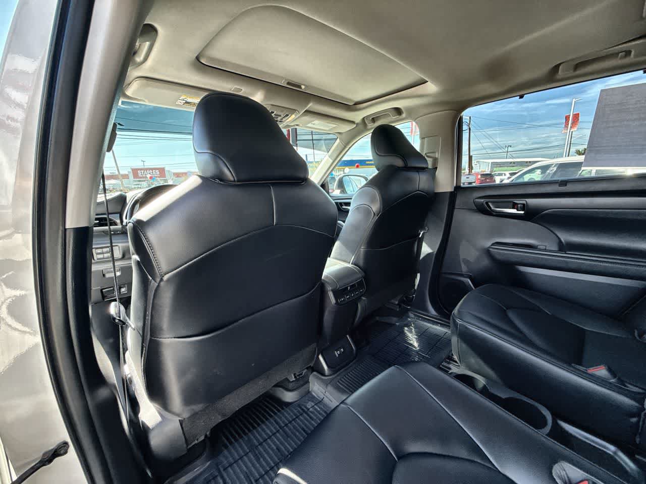 Used 2021 Toyota Highlander XLE AWD/4WD image 14