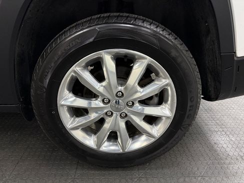 Used 2017 Jeep Cherokee Limited image 11