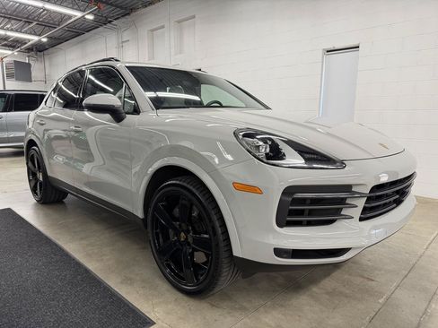 Used 2023 Porsche Cayenne Platinum Edition AWD/4WD image 3