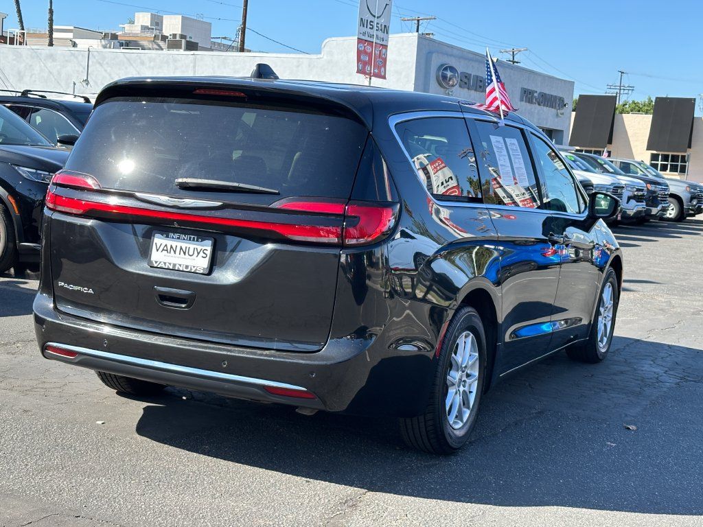 Used 2023 Chrysler Pacifica Touring-L FWD image 7