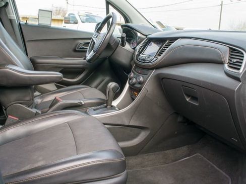 Used 2020 Chevrolet Trax LT w/ LT Convenience Package image 23