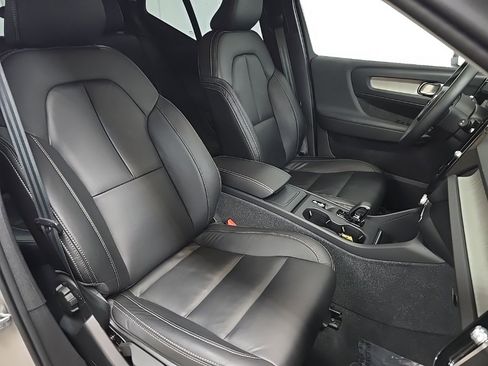 Used 2023 Volvo XC40 B5 Core image 14