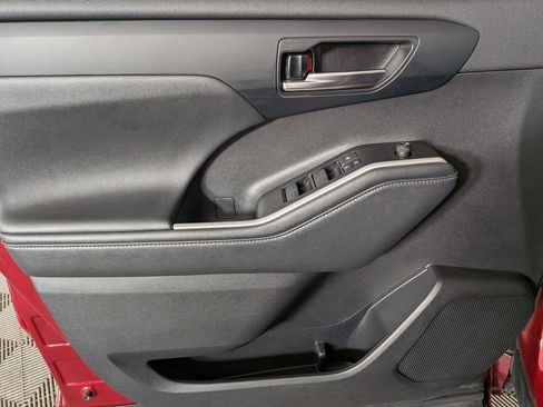 Used 2021 Toyota Highlander XLE image 16