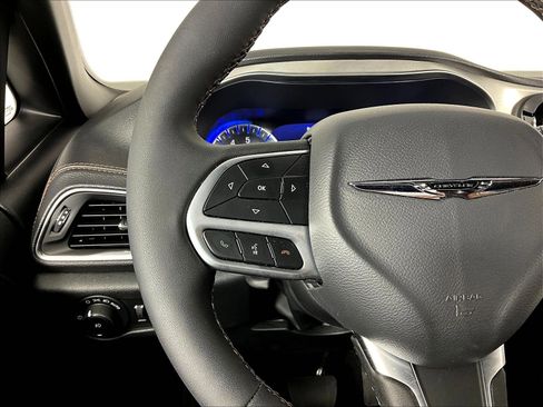 Used 2026 Chrysler Pacifica Pinnacle FWD image 11