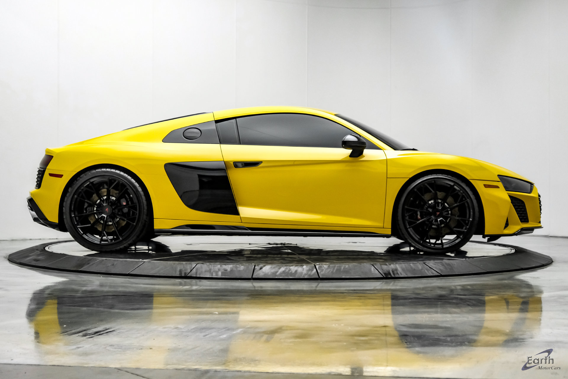 Used 2021 Audi R8 V10 w/ Premium Package RWD image 23