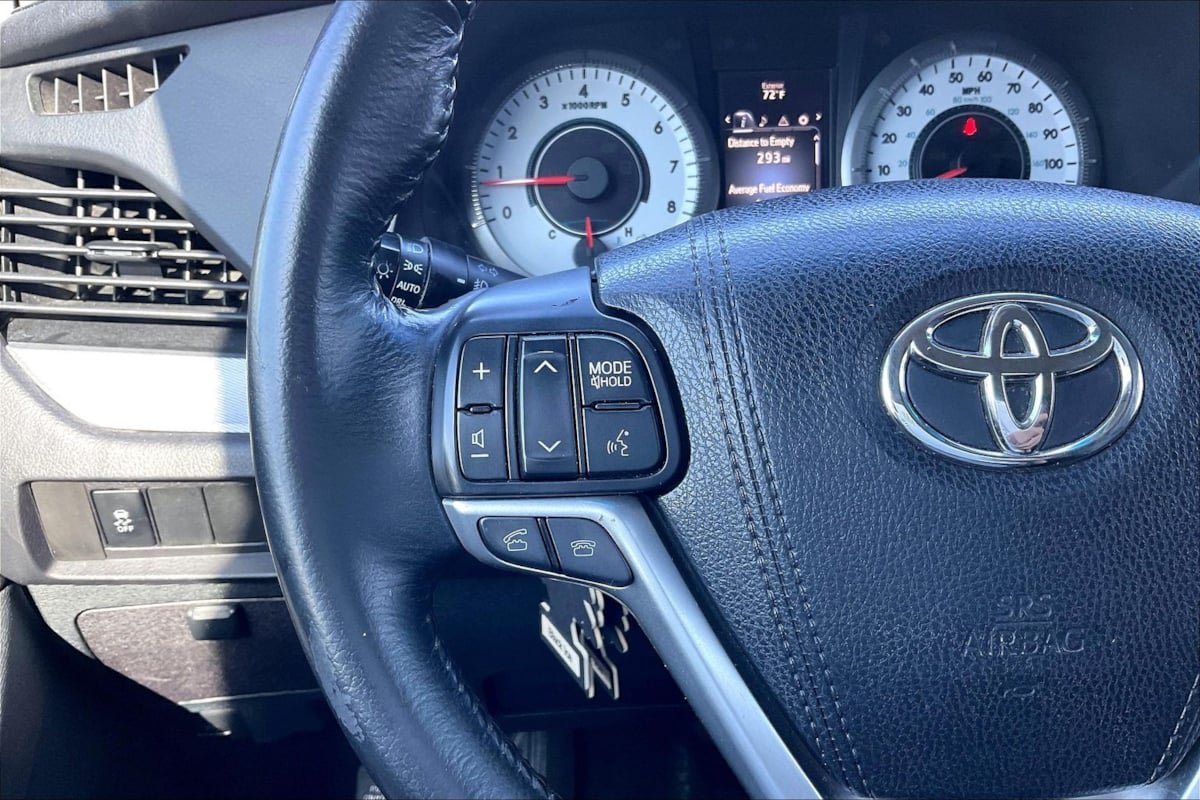 Used 2015 Toyota Sienna SE FWD image 18
