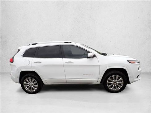 Used 2017 Jeep Cherokee Overland w/ Technology Group AWD/4WD image 5
