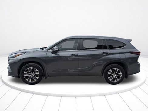 Used 2024 Toyota Highlander XLE FWD image 13