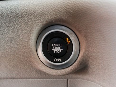 Used 2023 Chrysler Pacifica Touring-L FWD image 16