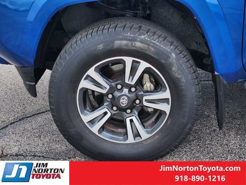 Used 2017 Toyota Tacoma TRD Sport w/ Tow Package RWD image 13