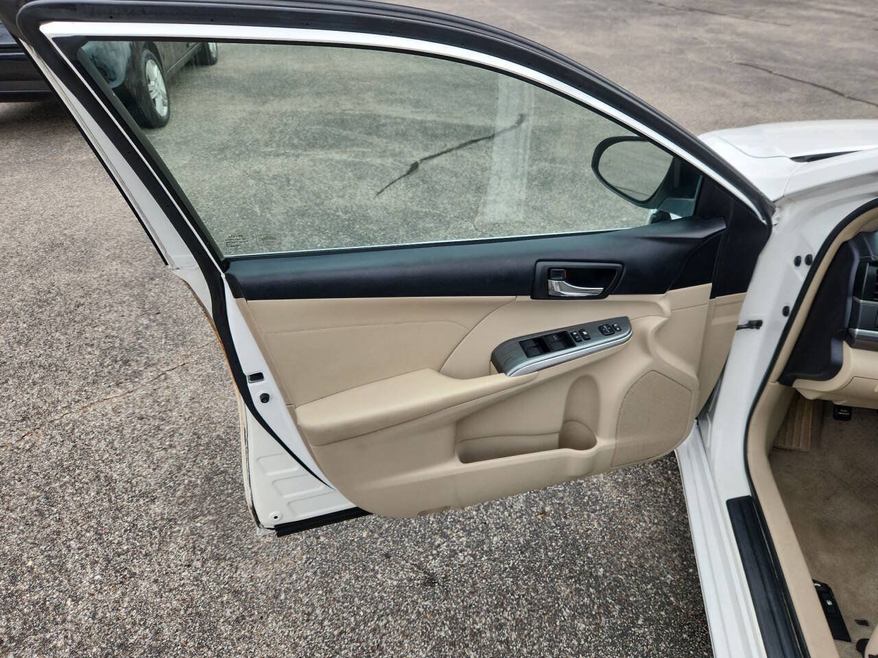 Used 2014 Toyota Camry XLE w/ Leather Package FWD image 7