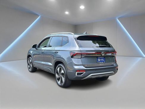 Certified 2025 Volkswagen Taos SE w/ Panoramic Sunroof Package AWD/4WD image 5
