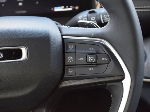 Used 2023 Jeep Grand Cherokee L Laredo image 10