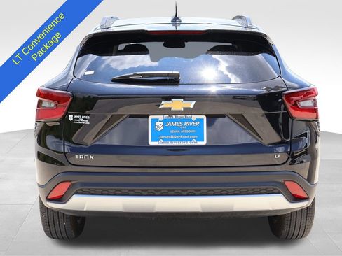 Used 2025 Chevrolet Trax LT w/ LT Convenience Package FWD image 4