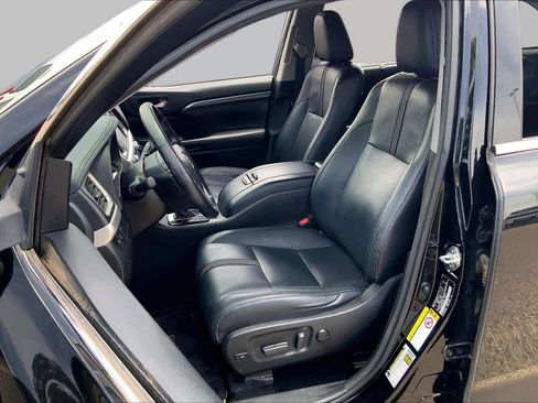 Used 2017 Toyota Highlander SE AWD/4WD image 8