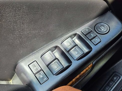 Used 2015 Chevrolet Suburban LTZ RWD image 35
