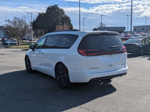 New 2026 Chrysler Pacifica Limited image 7