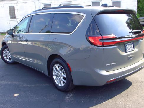 Used 2023 Chrysler Pacifica Touring-L FWD image 6