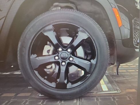 Used 2023 Jeep Grand Cherokee Altitude AWD/4WD image 19