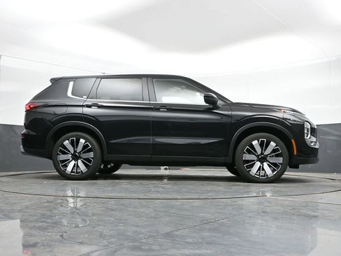 Used 2025 Mitsubishi Outlander AWD image 42