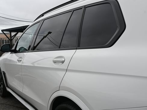 Used 2022 BMW X7 xDrive40i w/ M Sport Package AWD/4WD image 11