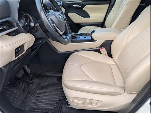 Used 2023 Toyota Highlander XLE image 9