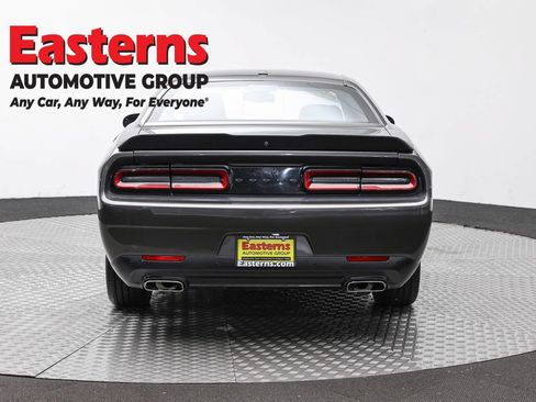 Used 2022 Dodge Challenger SXT w/ Driver Convenience Group RWD image 6