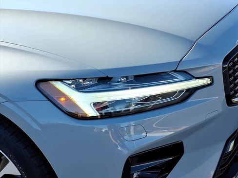 Used 2025 Volvo S60 B5 Core image 8