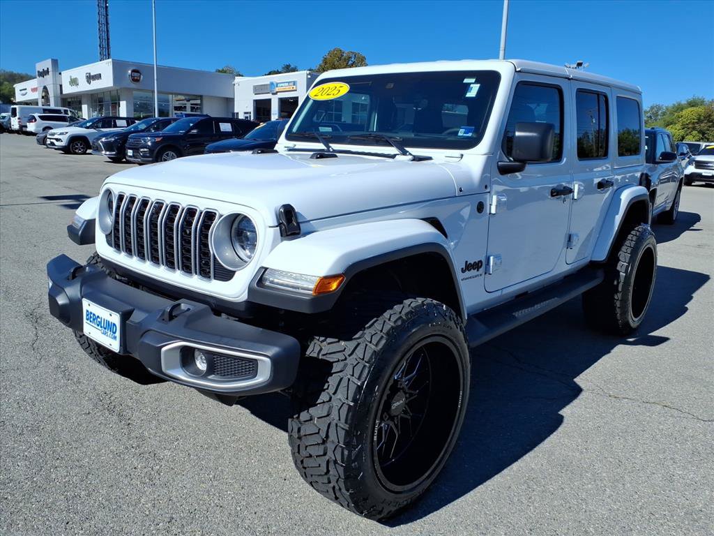 Used 2025 Jeep Wrangler Unlimited Sahara AWD/4WD image 8