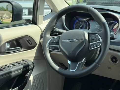 Used 2023 Chrysler Pacifica Touring-L FWD image 15