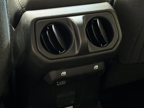 Used 2025 Jeep Wrangler Unlimited Sahara image 15