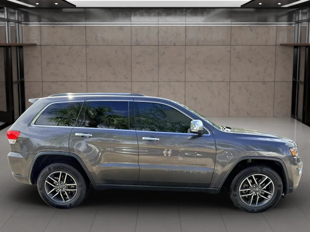 Used 2019 Jeep Grand Cherokee Limited w/ Luxury Group II RWD image 2