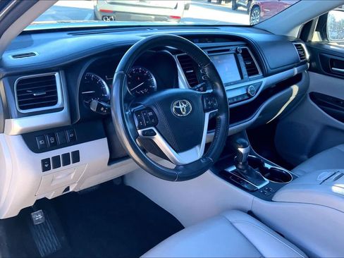 Used 2019 Toyota Highlander XLE image 14