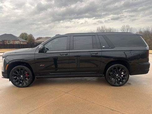 Used 2025 Cadillac Escalade ESV V w/ LPO, ONYX Package image 2