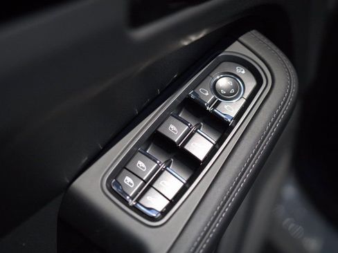 Certified 2025 Porsche Macan Turbo image 24