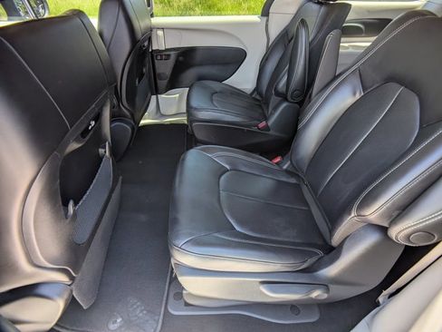 Used 2023 Chrysler Pacifica Touring-L FWD image 18